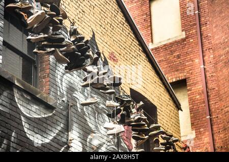 Hängende Schuhe an einer Linie. An der AC/DC Lane in Melbourne, Vic, Australien Stockfoto