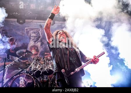 Oslo, Norwegen. Februar 2020. Die amerikanische Thrash-Metal-Band Testaments führt ein Live-Konzert in Rockefeller in Oslo durch. Hier ist Sänger Chuck Billy live auf der Bühne zu sehen. (Foto: Gonzales Foto - Terje Dokken). Stockfoto