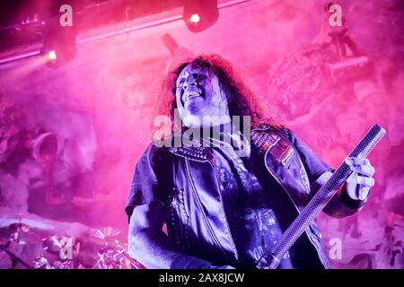 Oslo, Norwegen. Februar 2020. Die amerikanische Thrash-Metal-Band Testaments führt ein Live-Konzert in Rockefeller in Oslo durch. Hier ist Sänger Chuck Billy live auf der Bühne zu sehen. (Foto: Gonzales Foto - Terje Dokken). Stockfoto