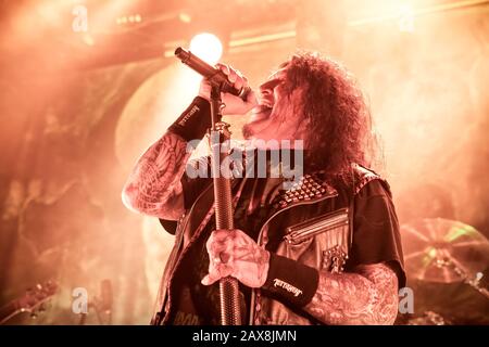 Oslo, Norwegen. Februar 2020. Die amerikanische Thrash-Metal-Band Testaments führt ein Live-Konzert in Rockefeller in Oslo durch. Hier ist Sänger Chuck Billy live auf der Bühne zu sehen. (Foto: Gonzales Foto - Terje Dokken). Stockfoto