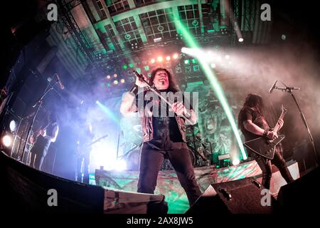 Oslo, Norwegen. Februar 2020. Die amerikanische Thrash-Metal-Band Testaments führt ein Live-Konzert in Rockefeller in Oslo durch. Hier ist Sänger Chuck Billy live auf der Bühne zu sehen. (Foto: Gonzales Foto - Terje Dokken). Stockfoto