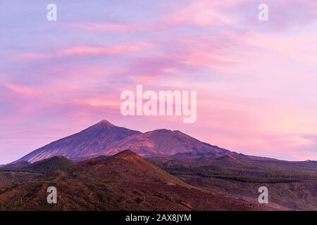 Mount Teide Vulkan und Pico Viejo in der Abenddämmerung vom Cherfe Aussichtspunkt über dem Dorf Santiago del Teide, auf Tenera, auf den Kanarischen Inseln, Spa Stockfoto