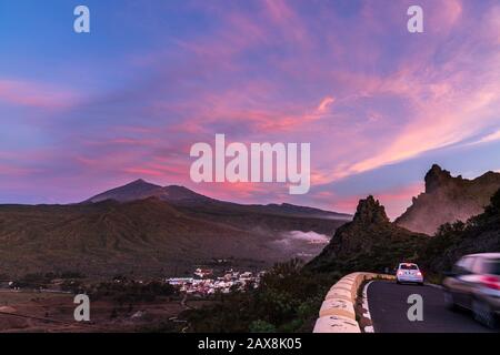 Mount Teide Vulkan und Pico Viejo in der Abenddämmerung von der Masca-Straße am Cherfe Aussichtspunkt über dem Dorf Santiago del Teide, Tenera, C Stockfoto