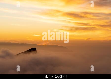 Blick auf den Sonnenuntergang vom Cherfe Aussichtspunkt über Masca mit Blick auf La Gomera mit bunten Wolken, auf Teneras, auf den Kanarischen Inseln und in Spanien Stockfoto