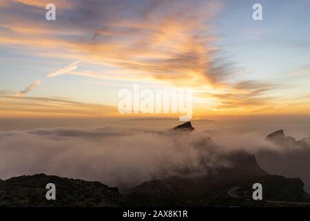 Blick auf den Sonnenuntergang vom Cherfe Aussichtspunkt über Masca mit Blick auf La Gomera mit bunten Wolken, auf Teneras, auf den Kanarischen Inseln und in Spanien Stockfoto