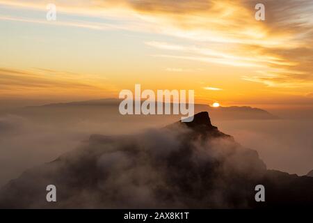 Blick auf den Sonnenuntergang vom Cherfe Aussichtspunkt über Masca mit Blick auf La Gomera mit bunten Wolken, auf Teneras, auf den Kanarischen Inseln und in Spanien Stockfoto