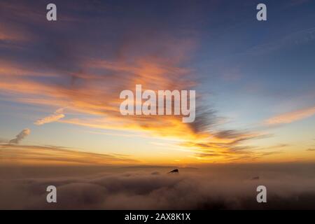 Blick auf den Sonnenuntergang vom Cherfe Aussichtspunkt über Masca mit Blick auf La Gomera mit bunten Wolken, auf Teneras, auf den Kanarischen Inseln und in Spanien Stockfoto