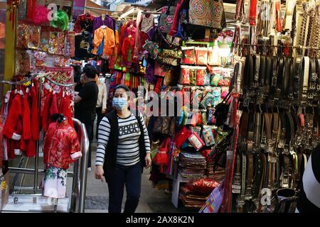 Shopper mit Gesichtsmaske an Marktständen, Central, Hongkong bei Ausbruch von Coronavirus, 2020. Stockfoto