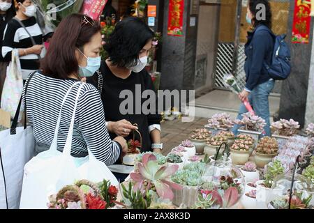 Käufer mit Gesichtsmasken an der Flower Market Road, Mongkok, Hongkong beim Ausbruch von Coronavirus, 2020. Stockfoto