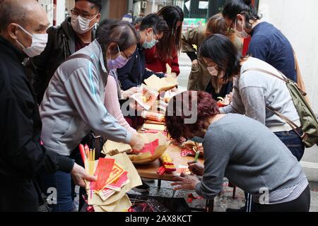 Chinesische Anbeter mit Gesichtsmasken im Mo Temple, Hongkong beim Ausbruch von Coronavirus, 2020. Stockfoto