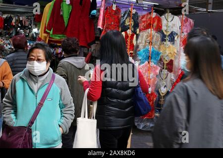 Shopper mit Gesichtsmaske an Marktständen, Wan Chai; Hongkong beim Ausbruch von Coronavirus, 2020. Stockfoto