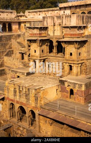 Indien, Rajasthan, Abhaneri, Chand Baori Stepwell, benannt nach einem lokalen Machthaber namens Raja Chanda, Gebäude des oberen Palastes Stockfoto