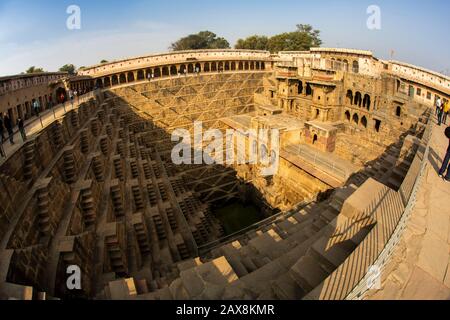 Indien, Rajasthan, Abhaneri, Chand Baori Stepwell, das aus dem 8. Bis 9. Jahrhundert stammt, fisheye Weitwinkel Stockfoto