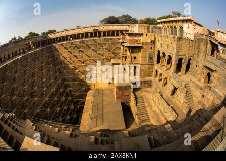 Indien, Rajasthan, Abhaneri, Chand Baori Stepwell, das aus dem 8. Bis 9. Jahrhundert stammt, fisheye Weitwinkel Stockfoto