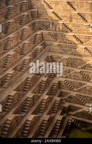 Indien, Rajasthan, Abhaneri, Chand Baori Stepwell, 13 Stockwerke mit abgestuften Stufen 30 Meter zu Wasser hinunter Stockfoto