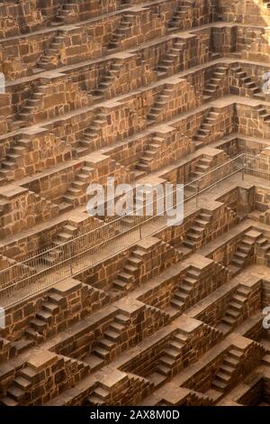 Indien, Rajasthan, Abhaneri, Chand Baori Stepwell, 13 Stockwerke mit abgestuften Stufen 30 Meter zu Wasser hinunter Stockfoto