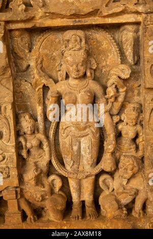 Indien, Rajasthan, Abhaneri, Chand Baori Stepwell, in Mughal kolumierte Arkade, alte Skulpturen aus Steingottheit Stockfoto