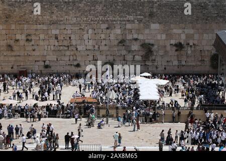 Die westliche Mauer in Jerusalem voller Menschen Stockfoto