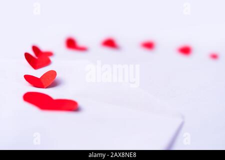 Selektiv fokussierte, niedliche rote Herzen aus Papier isoliert auf weißem Hintergrund mit Kopierraum. Konzept für valentinstag, Geschenkgutschein, Einband, Invitatio Stockfoto