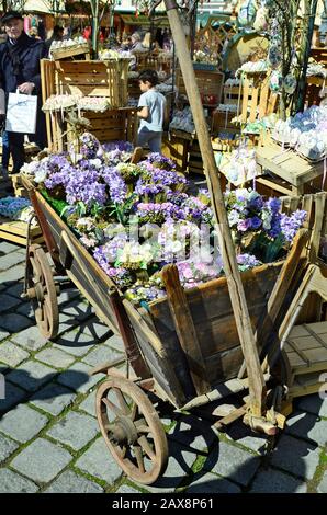 Wien, Österreich - 27. März 2016: Nicht identifizierte Menschen am traditionellen Ostermarkt mit Ostereiern und Blumenarrangement Stockfoto