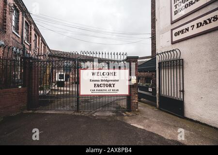 Die berühmte Emma Bridgewater Töpferfabrik befindet sich an der Victoria Road, Vicky Road, Lichfied Street, Schöpfer von handgefertigten Töpferwaren, Flaschenöfen Stockfoto