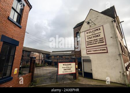 Die berühmte Emma Bridgewater Töpferfabrik befindet sich an der Victoria Road, Vicky Road, Lichfied Street, Schöpfer von handgefertigten Töpferwaren, Flaschenöfen Stockfoto