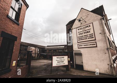 Die berühmte Emma Bridgewater Töpferfabrik befindet sich an der Victoria Road, Vicky Road, Lichfied Street, Schöpfer von handgefertigten Töpferwaren, Flaschenöfen Stockfoto