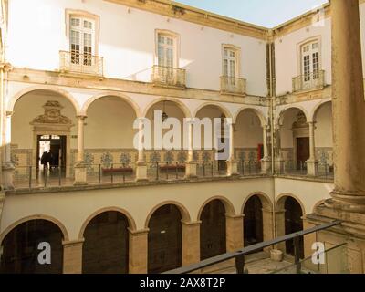 Die Universität Coimbra wurde 1290 gegründet und ist die älteste Universität Portugals. Es war bis 1559 auch die einzige portugiesische Universität. Stockfoto