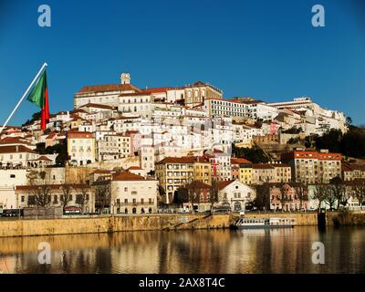 Blick über den Fluss Mondego zur Stadt Coimbra. Auf dem Gipfel der 1290 gegründeten Universität Hill befindet sich die älteste Universität Portugals. Stockfoto