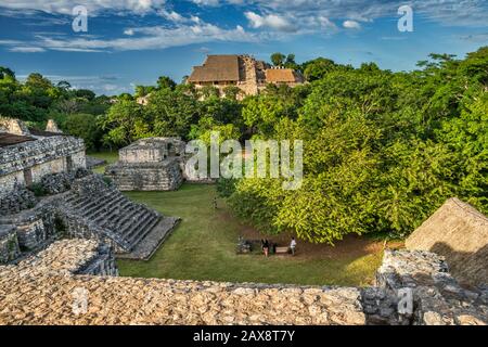 Blick vom Oval Palace auf die Akropolis-Pyramide in Ek Balam Archeological Area, Yucatan State, Mexiko Stockfoto