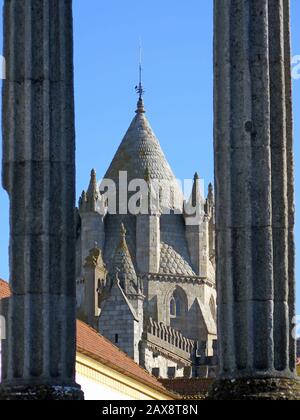 Der Gotische Domturm von Evora zwischen zwei Säulen des römischen Tempels von Évora (auch Templo de Diana) Stockfoto