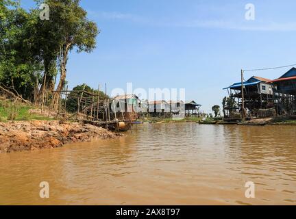 Kampong Phluk, Kompong Phluk, Kompong pluk half oder Kampong pluk half ein Dorf Errichtet auf Stelzen auf Tonlé Sap See, in der Nähe von Siem Reap, Kambodscha, Südostasien Stockfoto