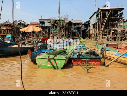 Kampong Phluk, Kompong Phluk, Kompong pluk half oder Kampong pluk half ein Dorf Errichtet auf Stelzen auf Tonlé Sap See, in der Nähe von Siem Reap, Kambodscha, Südostasien Stockfoto