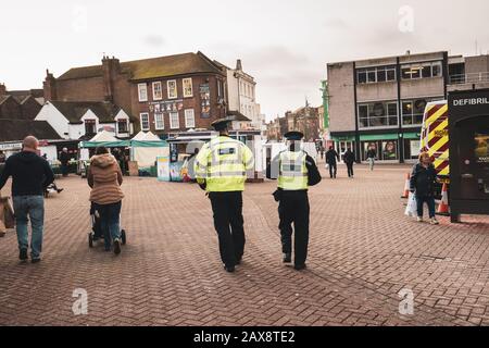 Zwei Polizeibeamte gehen durch die Straßen, Stadt in Hanley Stoke in Trent, Staffordshire, Stadtzentrum, Polizei, PCSO Stockfoto