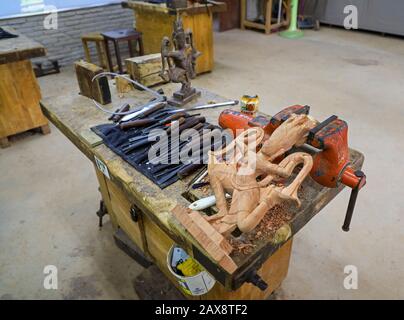 Werkzeuge wie Meißel und Zirkel in Der Werkstatt Artisans d'Angkor, Siem Reap, Kambodscha Stockfoto