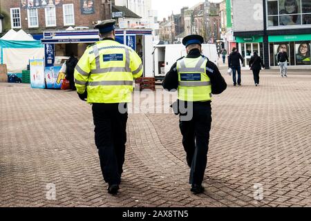 Zwei Polizeibeamte gehen durch die Straßen, Stadt in Hanley Stoke in Trent, Staffordshire, Stadtzentrum, Polizei, PCSO Stockfoto