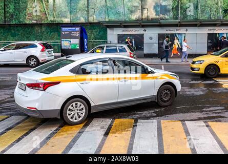 Moskau, Russland - 9. Juli 2019: Modernes Taxi-Auto auf dem Parkplatz an der Straße in der Nähe des sonnigen Tages Stockfoto