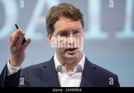 11. Februar 2020, Baden-Württemberg, Stuttgart: OLA Källenius, Vorstandsvorsitzender der Daimler AG, nimmt an der jährlichen Pressekonferenz der Daimler AG Teil. Foto: Marijan Murat / dpa Stockfoto