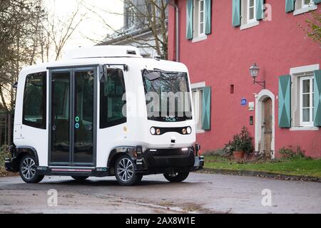 11. Februar 2020, Baden-Württemberg, Karlsruhe: Vor dem Schloss Rüppurr ist ein autonomer Shuttlebus der Firma Easymile abgestellt. In diesem Jahr fahren die Busse erstmals außerhalb des Karlsruher Testfeldes "autonomes Fahren". Foto: Sebastian Gollnow / dpa Stockfoto