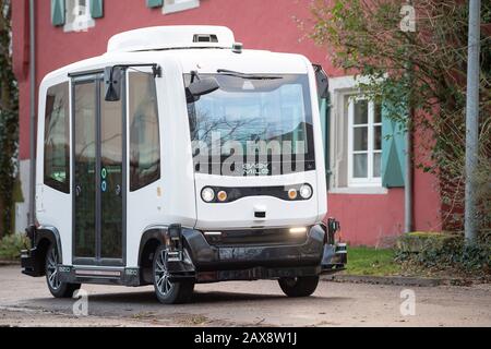 11. Februar 2020, Baden-Württemberg, Karlsruhe: Vor dem Schloss Rüppurr ist ein autonomer Shuttlebus der Firma Easymile abgestellt. In diesem Jahr fahren die Busse erstmals außerhalb des Karlsruher Testfeldes "autonomes Fahren". Foto: Sebastian Gollnow / dpa Stockfoto