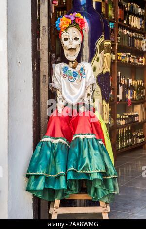 Abbildung des weiblichen Skeletts im Schnapsladen auf der Calle 41 in Valladolid, Bundesstaat Yucatan, Mexiko Stockfoto