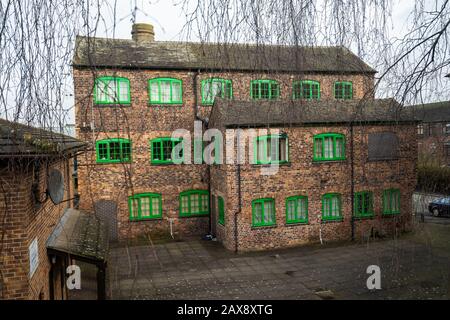 Emma Bridgewater Pottery Factory mit Sitz in Victoria Road, Stoke on Trent, The Potteries, Staffordshire, mit Führungen, Töpfermalerei Stockfoto