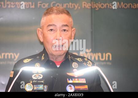 Thailand. Februar 2020. Royal Thai Army Commander-in-Chief Apirat Kongsompong reagiert während einer Pressekonferenz in Bangkok nach einem Massenschießvorfall in Nakhon Ratchasima über das Wochenende. Ein emotionaler Apirat am 11. Februar forderte eine Nation in der Trauer über eine Massenerschießung auf, "die Armee nicht zu beschuldigen", nachdem ein Soldat mindestens 29 Menschen in einem Amoklauf niedergeschossen hatte, der mit einem Schuldstreit mit einem leitenden Offizier verbunden war. (Foto von Vichan Poti/Pacific Press) Credit: Pacific Press Agency/Alamy Live News Stockfoto