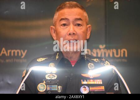 Thailand. Februar 2020. Royal Thai Army Commander-in-Chief Apirat Kongsompong reagiert während einer Pressekonferenz in Bangkok nach einem Massenschießvorfall in Nakhon Ratchasima über das Wochenende. Ein emotionaler Apirat am 11. Februar forderte eine Nation in der Trauer über eine Massenerschießung auf, "die Armee nicht zu beschuldigen", nachdem ein Soldat mindestens 29 Menschen in einem Amoklauf niedergeschossen hatte, der mit einem Schuldstreit mit einem leitenden Offizier verbunden war. (Foto von Vichan Poti/Pacific Press) Credit: Pacific Press Agency/Alamy Live News Stockfoto