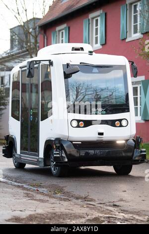 Karlsruhe, Deutschland. Februar 2020. Vor dem Schloss Rüppurr ist ein autonomer Shuttlebus der Firma Easymile abgestellt. In diesem Jahr fahren die Busse erstmals außerhalb des Karlsruher Testfeldes "autonomes Fahren". Credit: Sebastian Gollnow / dpa / Alamy Live News Stockfoto