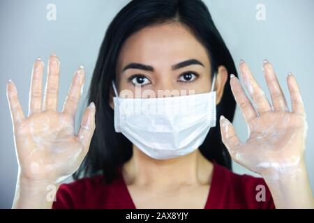 Hygienekonzept; Frau wäscht Hände mit Seife, um Bakterien und Viren zu verhindern Stockfoto