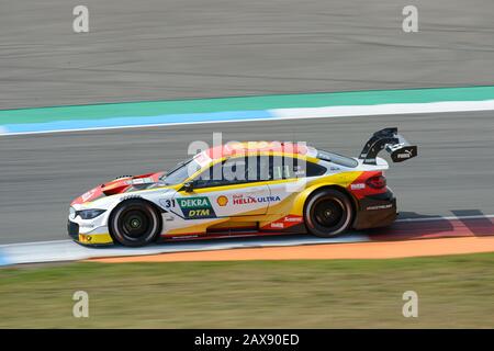 Der südafrikanische Rennfahrer Sheldon van der Linde fuhr in seinem BMW M4 Turbo DTM-Auto bei einem Rennen auf der TT-Rennstrecke in Assen, Niederlande. Stockfoto