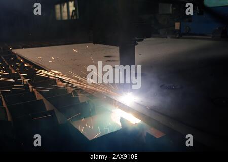 Plasmaschneiden von Metall mit einer cnc. Plasmaschneidmaschine zum Schneiden von Stahlblech. Laserschneider in Produktion. Industrielles Metallschneiden mit Plasmalaser Stockfoto