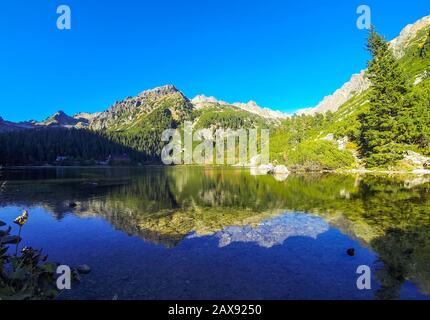 Frühherbst am Popradske Pleso-See in Der Hohen Tatragebirge (Vysoke Tatry), Slowakei. Malerischer Panoramablick auf den Abend Stockfoto