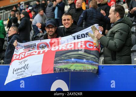 Februar 2020, KC Stadium, Kingston upon Hull, England; Sky Bet Championship, Hull City V Brentford: Glückliche Brentford-Fans Stockfoto